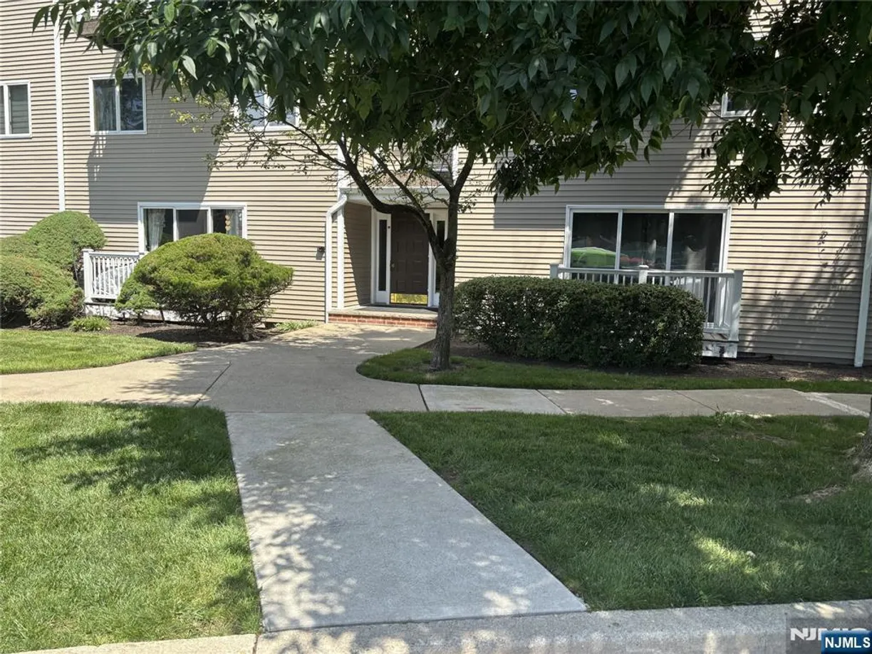 Bergen County Real Estate | View 13 Presidential Drive 13 | 2 Beds, 1 Bath