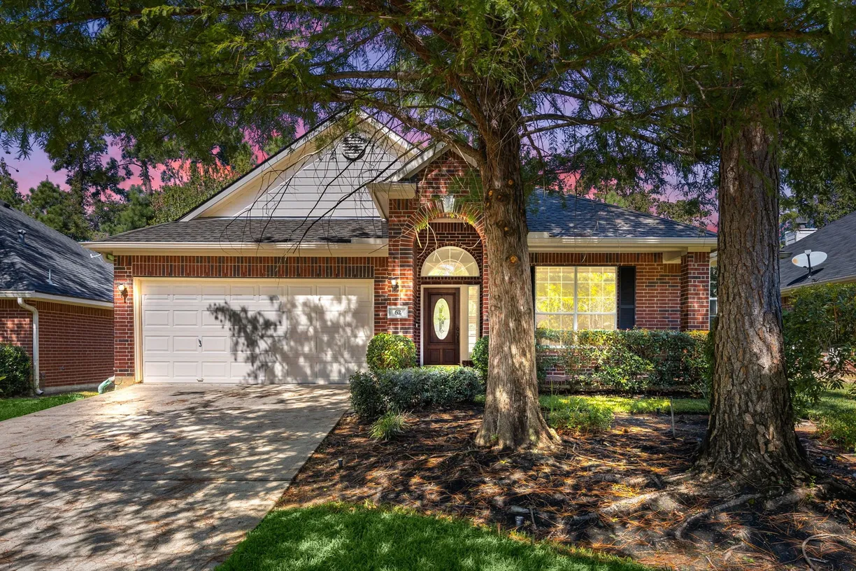Houston Suburbs Real Estate | View 62 N Queenscliff Circle | 3 Beds, 2 Baths
