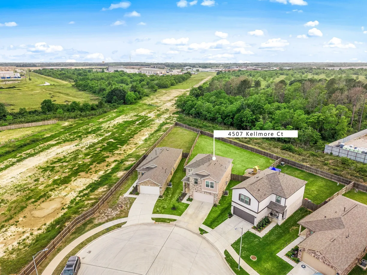 Houston Suburbs Real Estate | View 4507 Kellmore Court | room 2