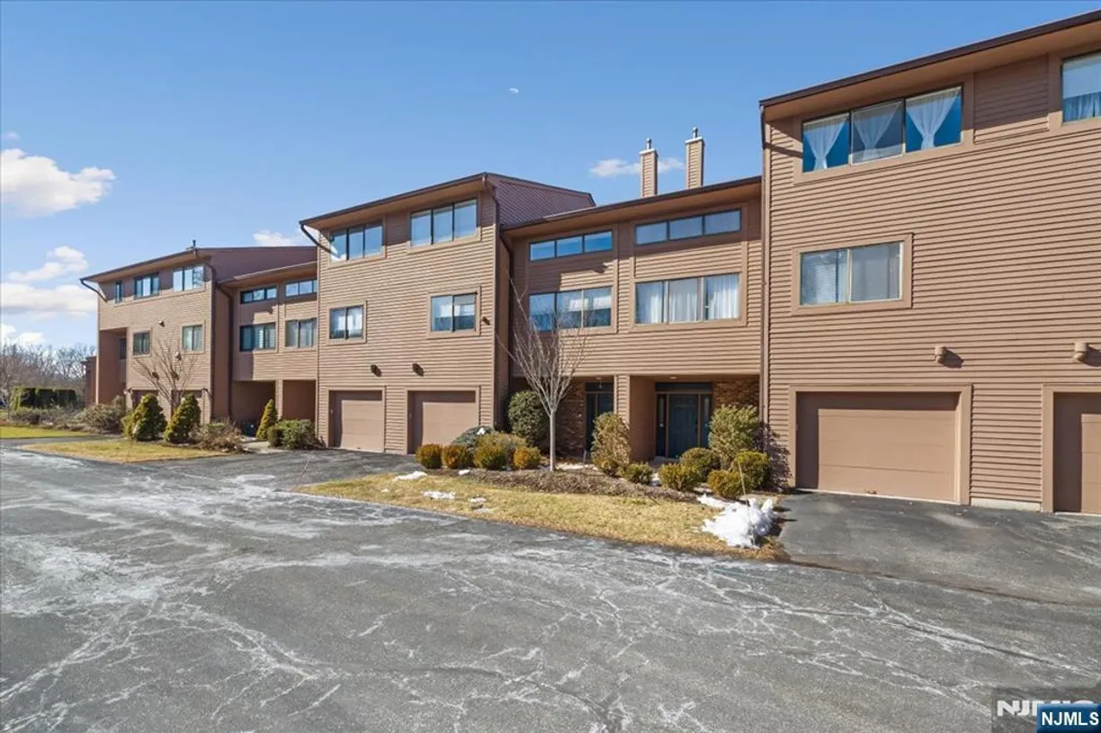 Bergen County Real Estate | View 142 Windsor Circle | 2 Beds, 2 Baths