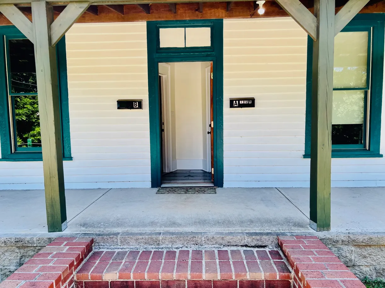 Athens, GA Real Estate | View 190 N Poplar Street | IMG_4460