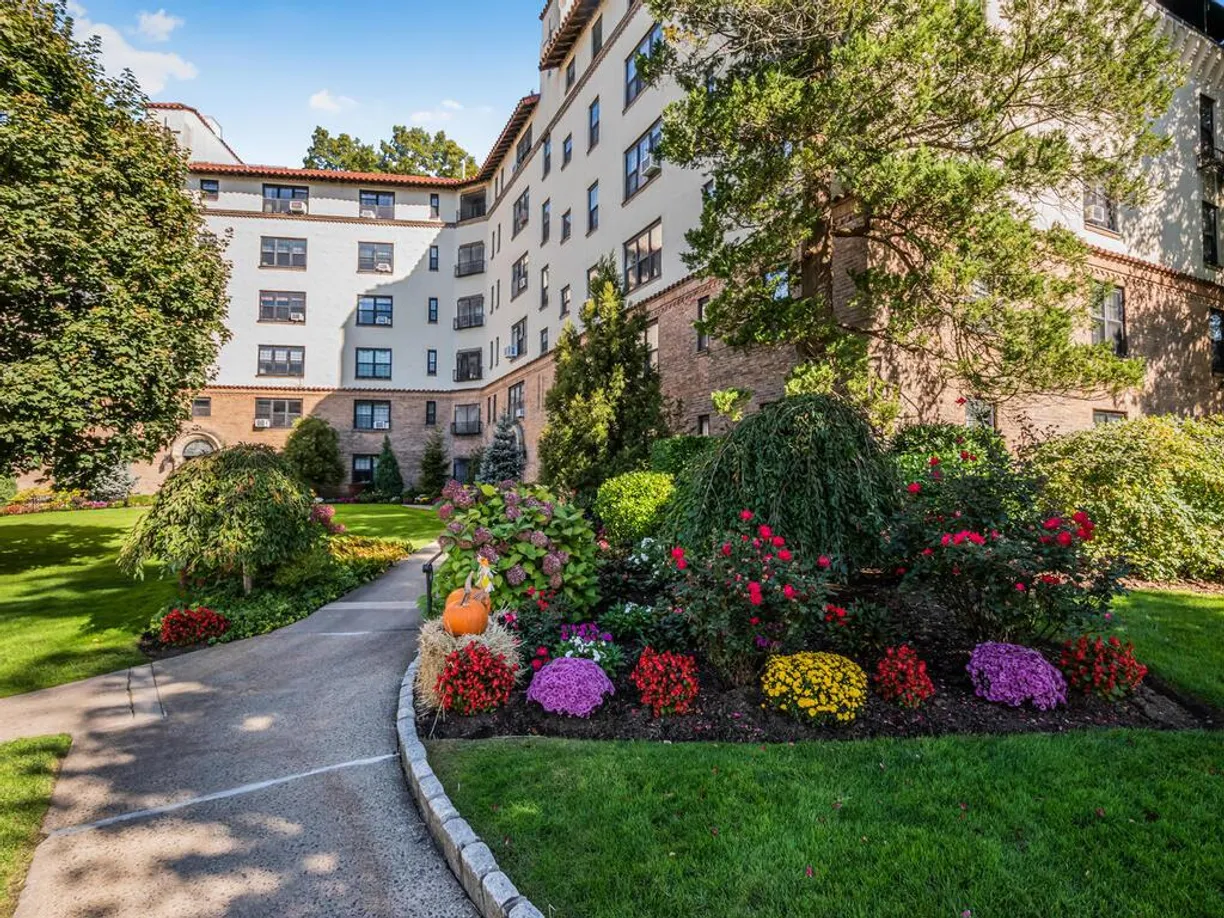 Westchester Real Estate | View 1273 North Avenue #6CD | 3 Beds, 4 Baths