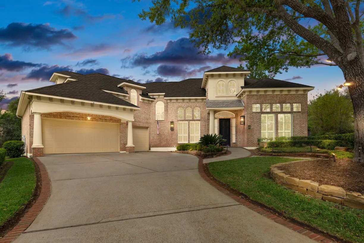 The Woodlands Real Estate | View 26 Valcourt Place | 5 Beds, 4 Baths