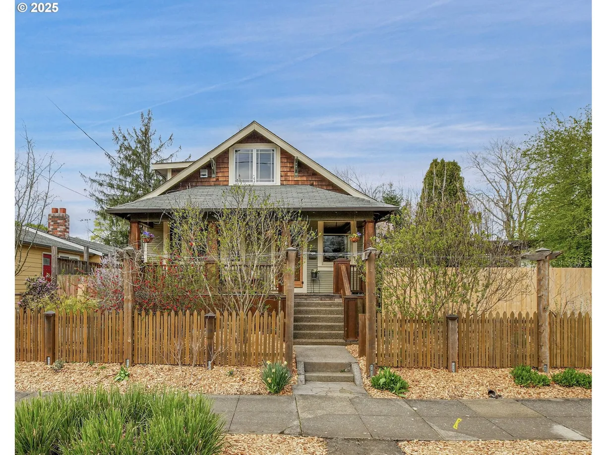 Portland, OR Real Estate | View 5735 SE Woodstock Blvd | 4 Beds, 3 Baths