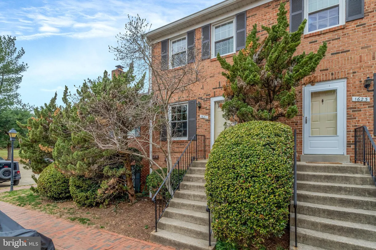 Washington Metro Area Real Estate | View 1621 S Barton Street S Unit# 17 | room 1