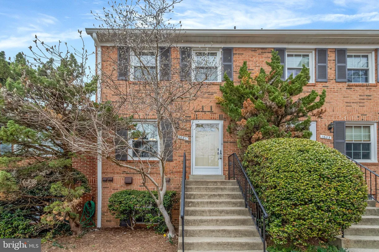 Washington Metro Area Real Estate | View 1621 S Barton Street S Unit# 17 | 2 Beds, 2 Baths