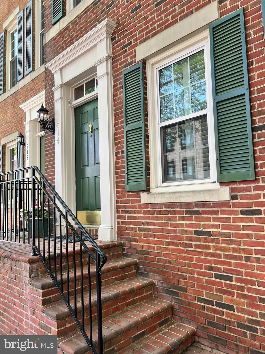 Washington Metro Area Real Estate | View 614 N Pitt Street N | room 2