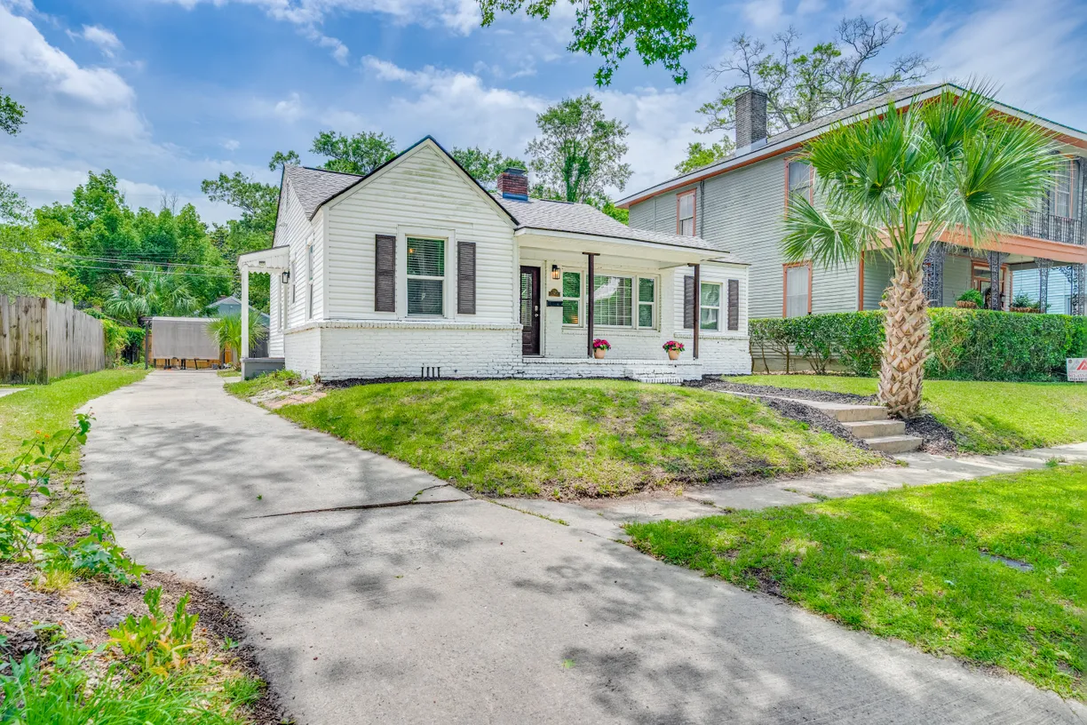 Savannah Real Estate | View 1221 East 32nd Street | 3 Beds, 2 Baths