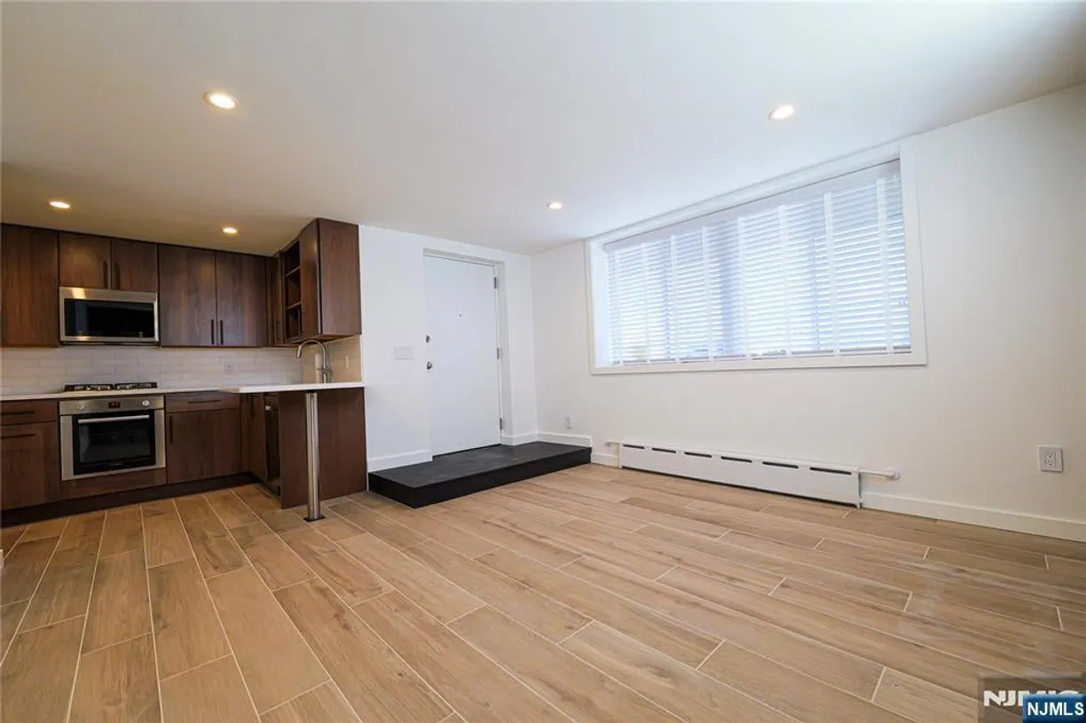 Bergen County Real Estate | View 116 Beverwyck Road 8 | 1 Bed, 1 Bath