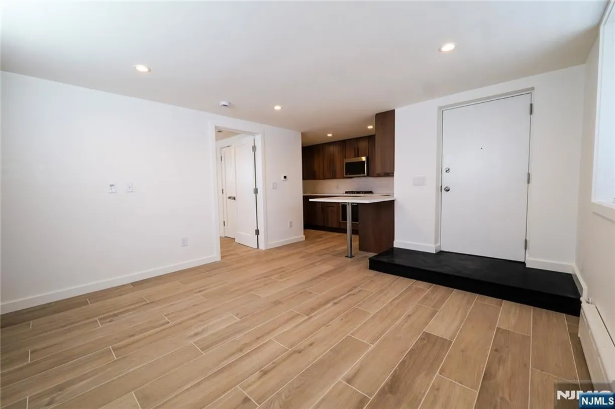 Bergen County Real Estate | View 116 Beverwyck Road 8 | room 2