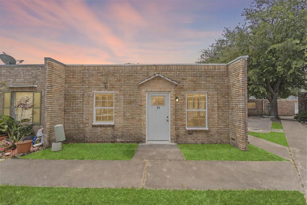 Houston Real Estate | View 1405 Shadowdale Drive #73 | 2 Beds, 1 Bath