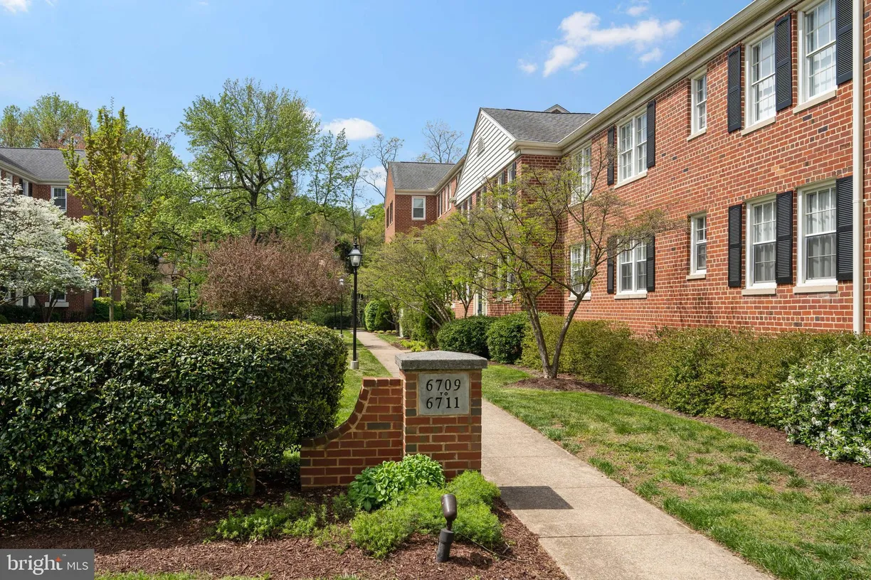 Washington Metro Area Real Estate | View 6711 W Wakefield Drive Unit# A1 | 2 Beds, 1 Bath