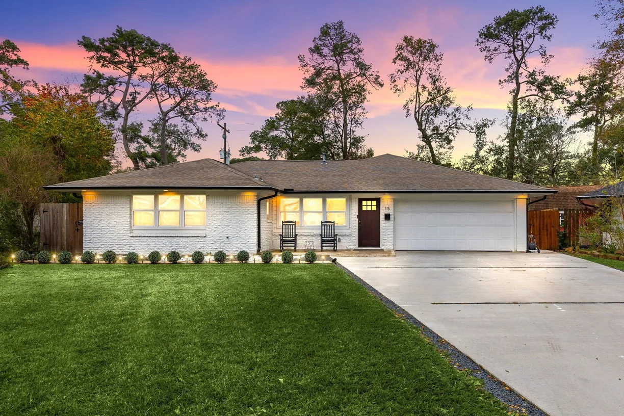 Houston Suburbs Real Estate | View 15 Oakwilde Court | 4 Beds, 3 Baths