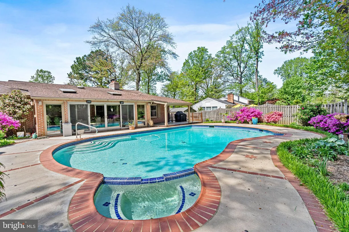 Washington Metro Area Real Estate | View 4871 Old Dominion Drive | room 2