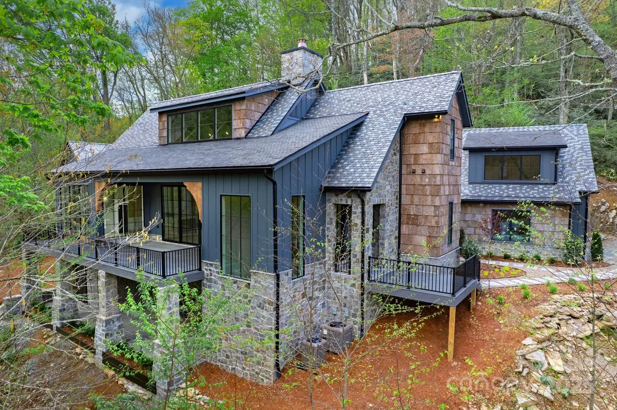 Charlotte Real Estate | View 139 Beaver Lodge Trail | 4 Beds, 5 Baths
