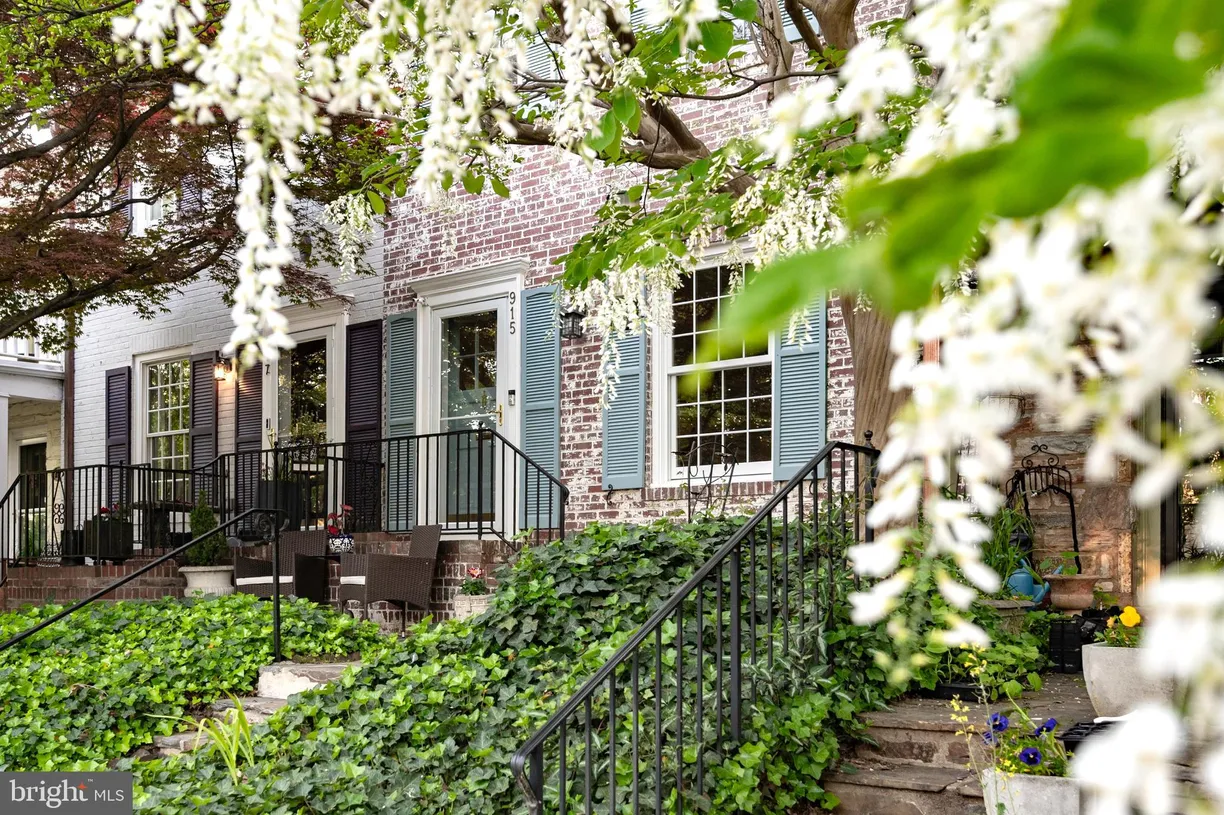 Washington Metro Area Real Estate | View 915 S Saint Asaph Street | 3 Beds, 3 Baths
