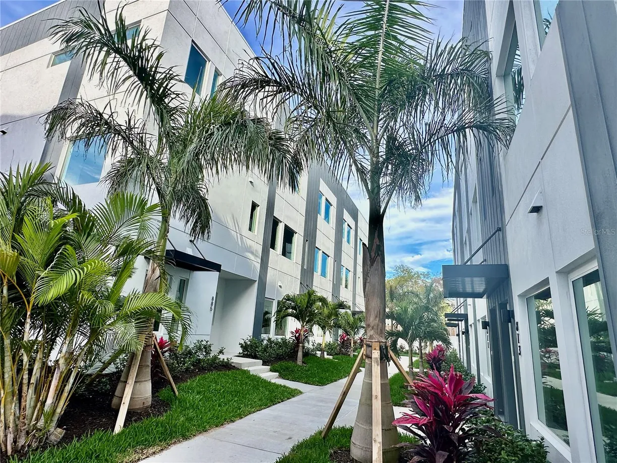 Sarasota/St. Petersburg Real Estate | View 883 6th Avenue S | 2 Beds, 2 Baths