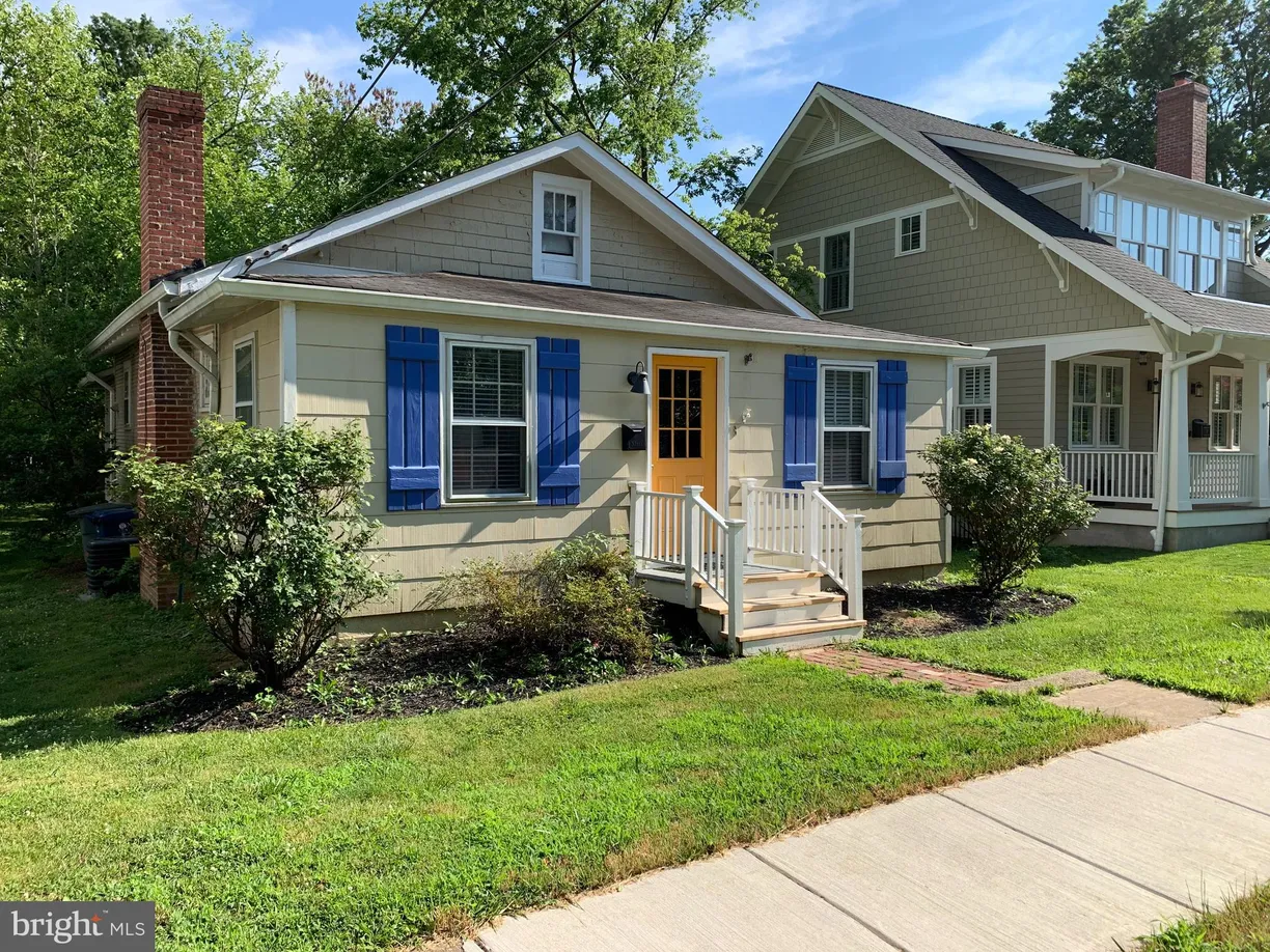 Washington Metro Area Real Estate | View 8 W Alexandria Avenue | 2 Beds, 1 Bath
