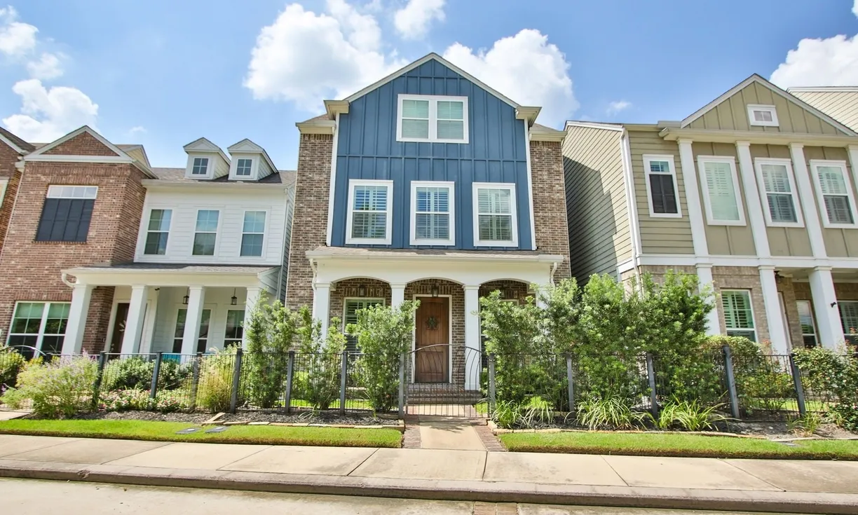 The Woodlands Real Estate | View 15 E Breezy Way | 4 Beds, 3 Baths