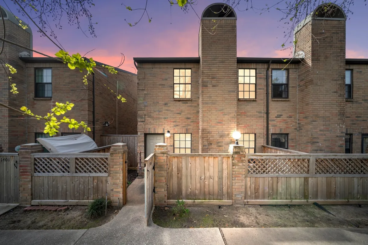 Houston Suburbs Real Estate | View 9850 Pagewood Lane #1306 | 2 Beds, 2 Baths