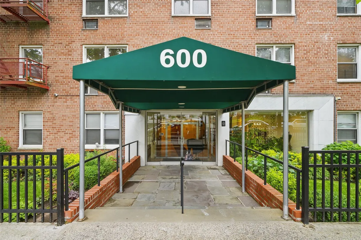 Westchester Real Estate | View 600 Locust Street #7C | 2 Beds, 2 Baths