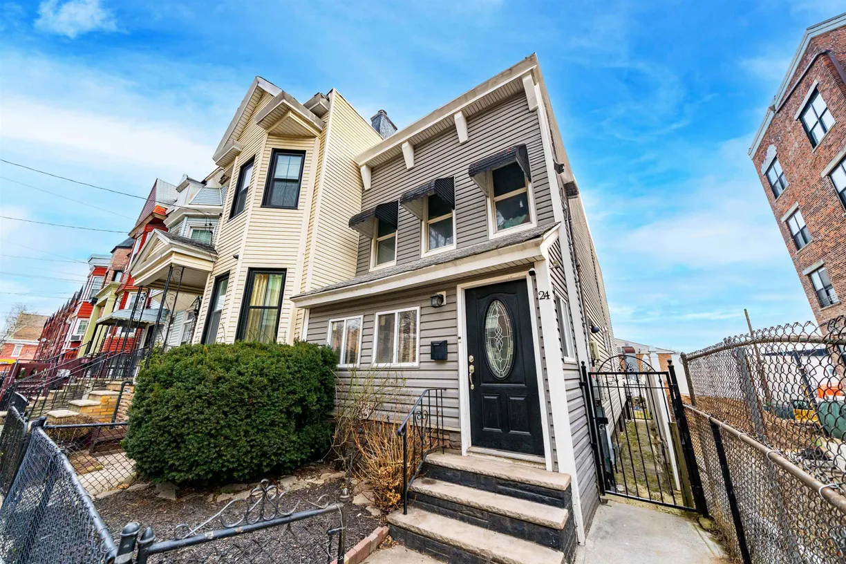 Jersey City/Hoboken Real Estate | View 24 Park St | 3 Beds, 2 Baths