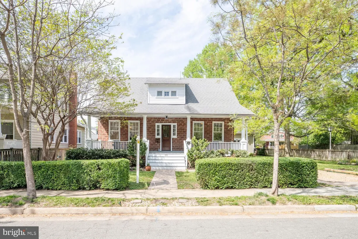 Washington Metro Area Real Estate | View 212 E Oxford Avenue | 3 Beds, 2 Baths