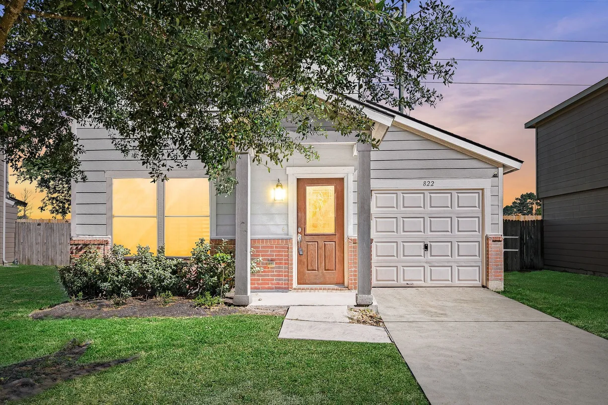 Houston Suburbs Real Estate | View 822 Ellerton Lane | 2 Beds, 2 Baths