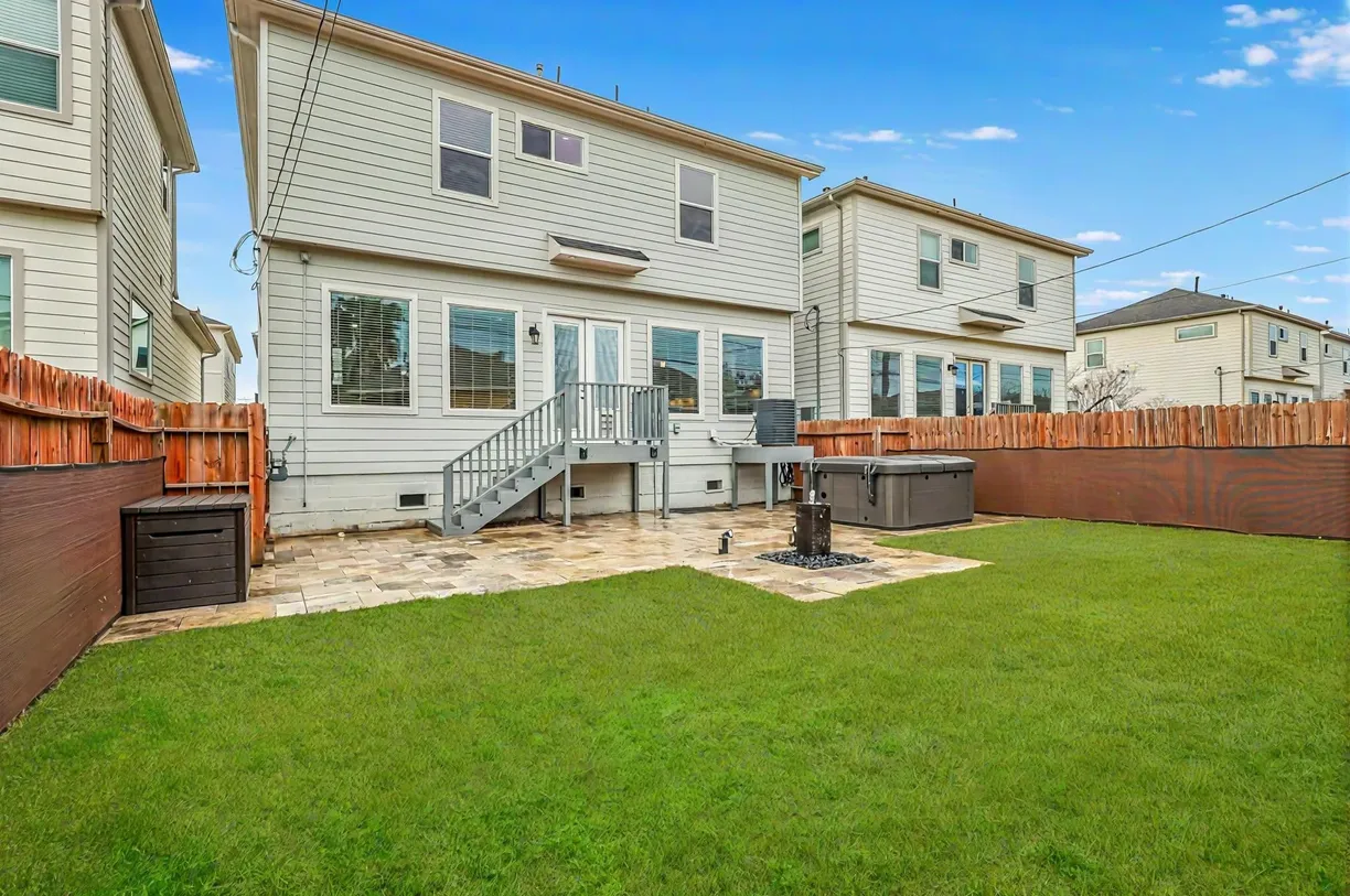 Houston Real Estate | View 334 Yale Oaks Lane | 3 Beds, 2 Baths