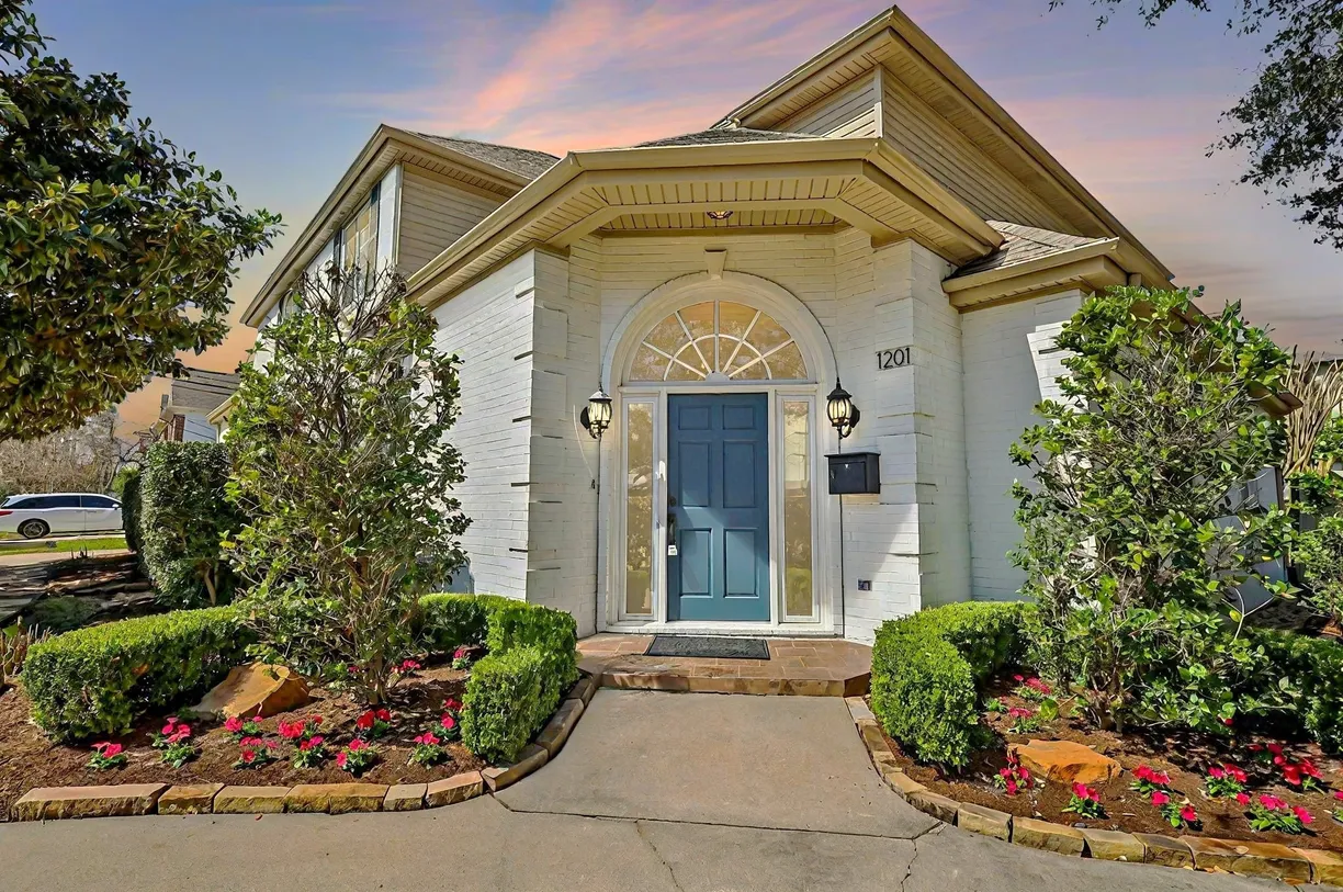 Houston Real Estate | View 1201 Mulberry Lane | 5 Beds, 3 Baths