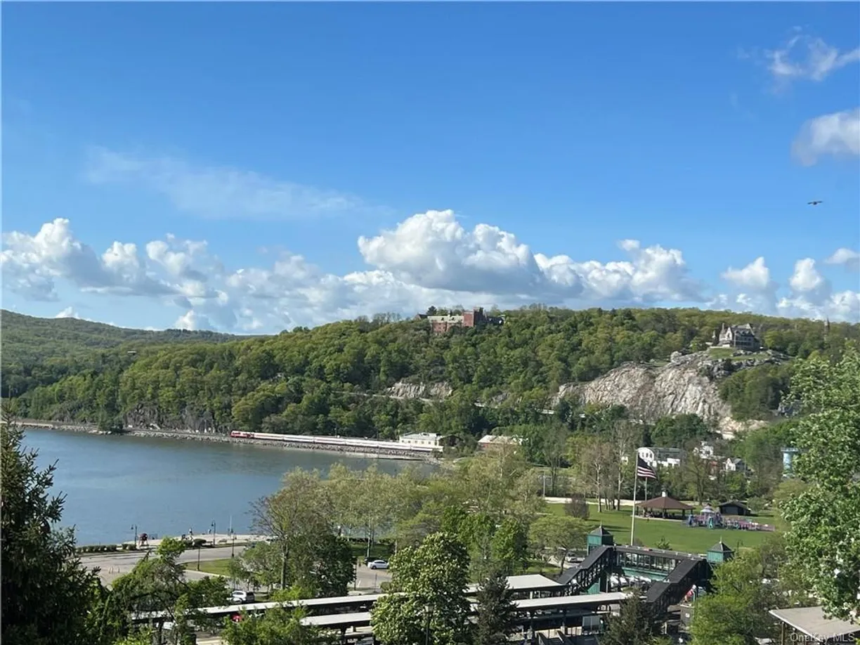 Westchester Real Estate | View 226 Northview Court | 2 Beds, 2 Baths | View 1