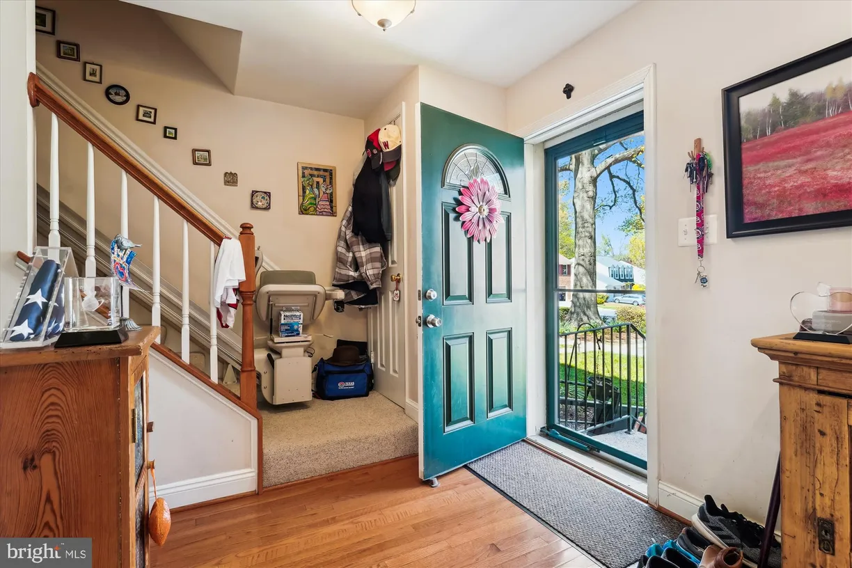 Washington Metro Area Real Estate | View 7917 Treeside Court | room 2