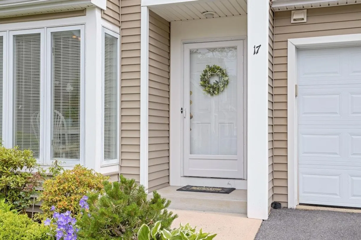 Westchester Real Estate | View 17 Spring Pond Drive | room 2