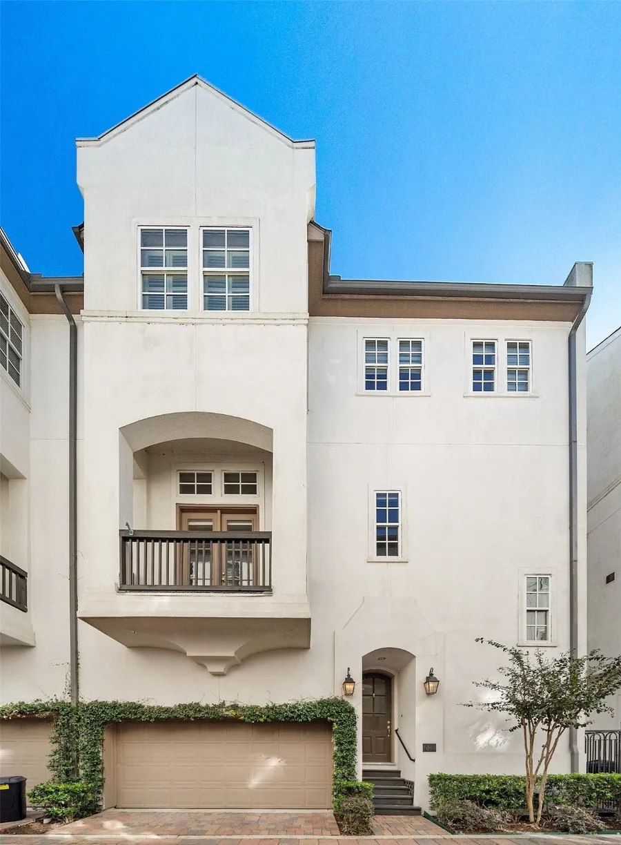 Houston Real Estate | View 1048 W 21st Street | 3 Beds, 3 Baths