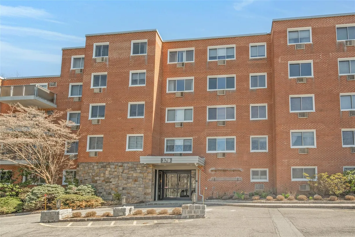 Westchester Real Estate | View 370 Central Park Avenue #5C | room 1