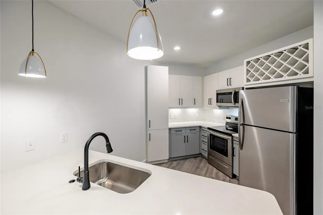 Sarasota/St. Petersburg Real Estate | View 1420 Lakefront Drive | room 2