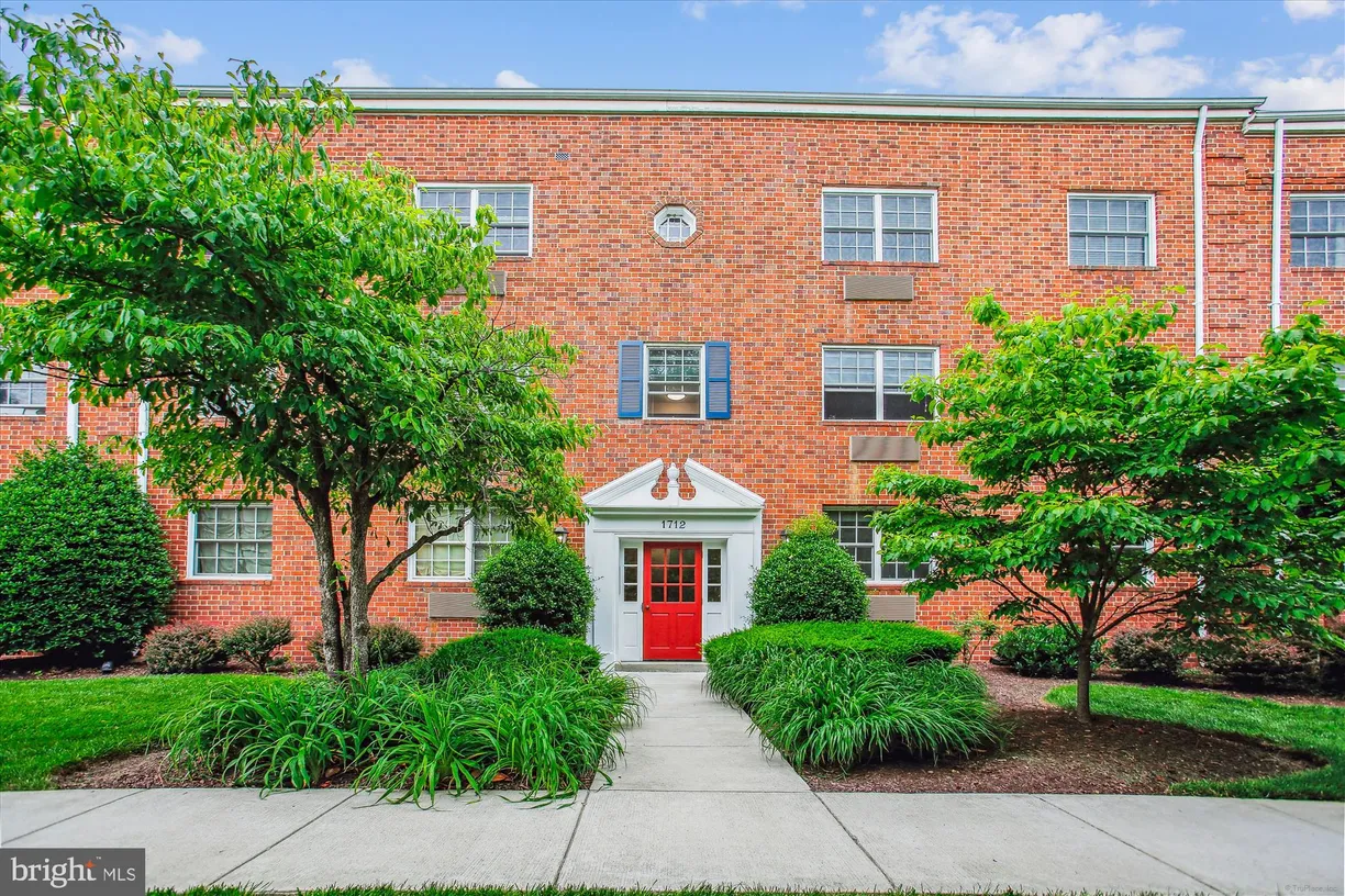 Washington Metro Area Real Estate | View 1712 W Abingdon Drive Unit# 102 | 1 Bed, 1 Bath