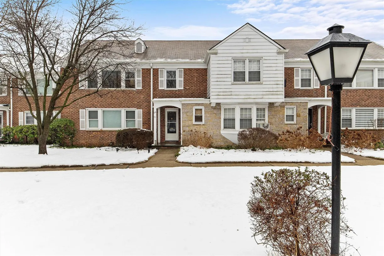 Westchester Real Estate | View 69 Lawrence Park Crescent #69 | 1 Bed, 1 Bath
