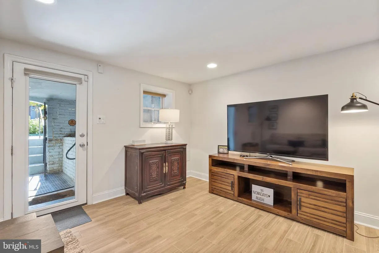 Washington Metro Area Real Estate | View 33 Nw W St Nw, 2 | Listing