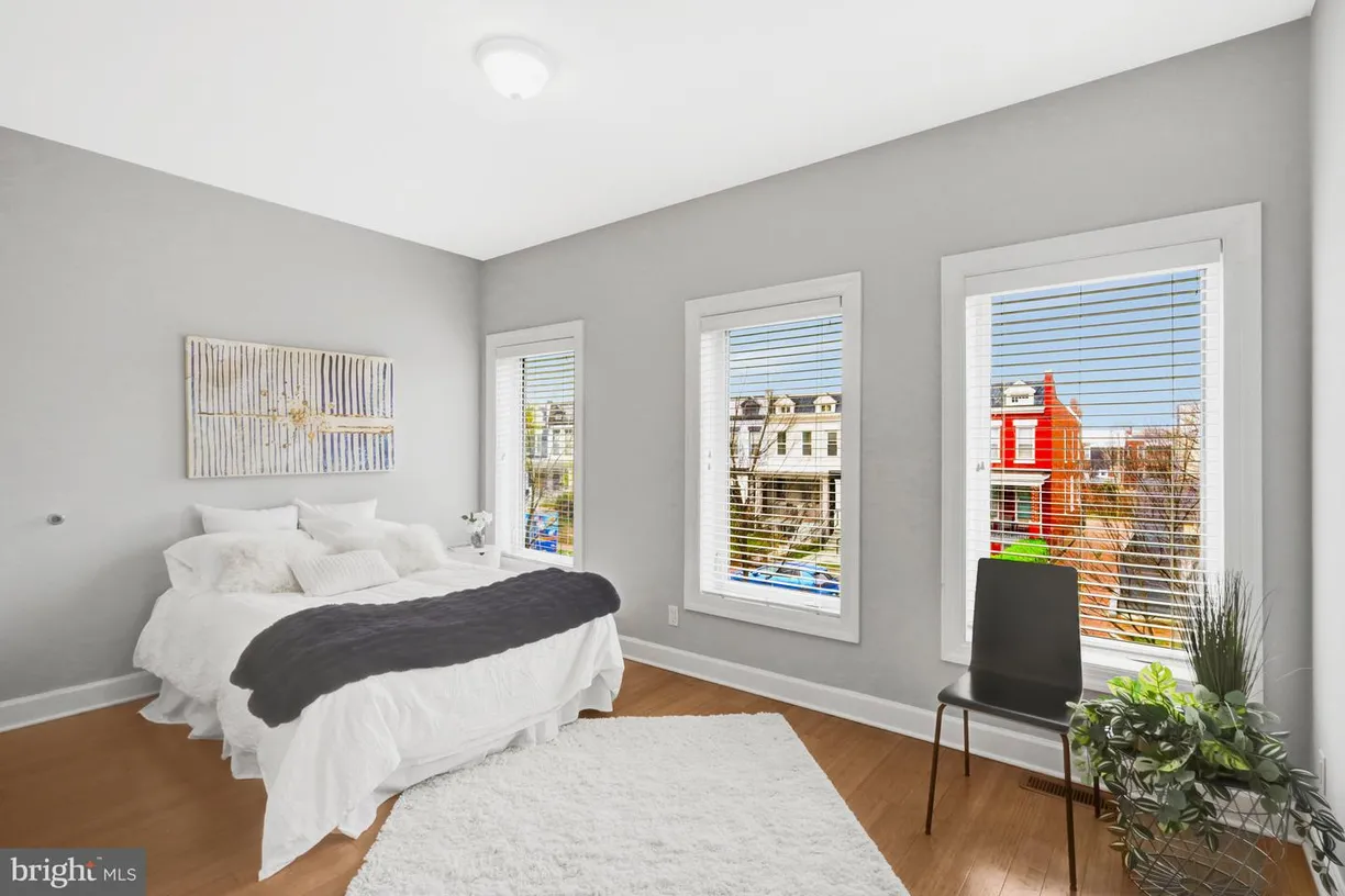 Washington Metro Area Real Estate | View 927 12th St Ne | 5 Beds, 5 Baths