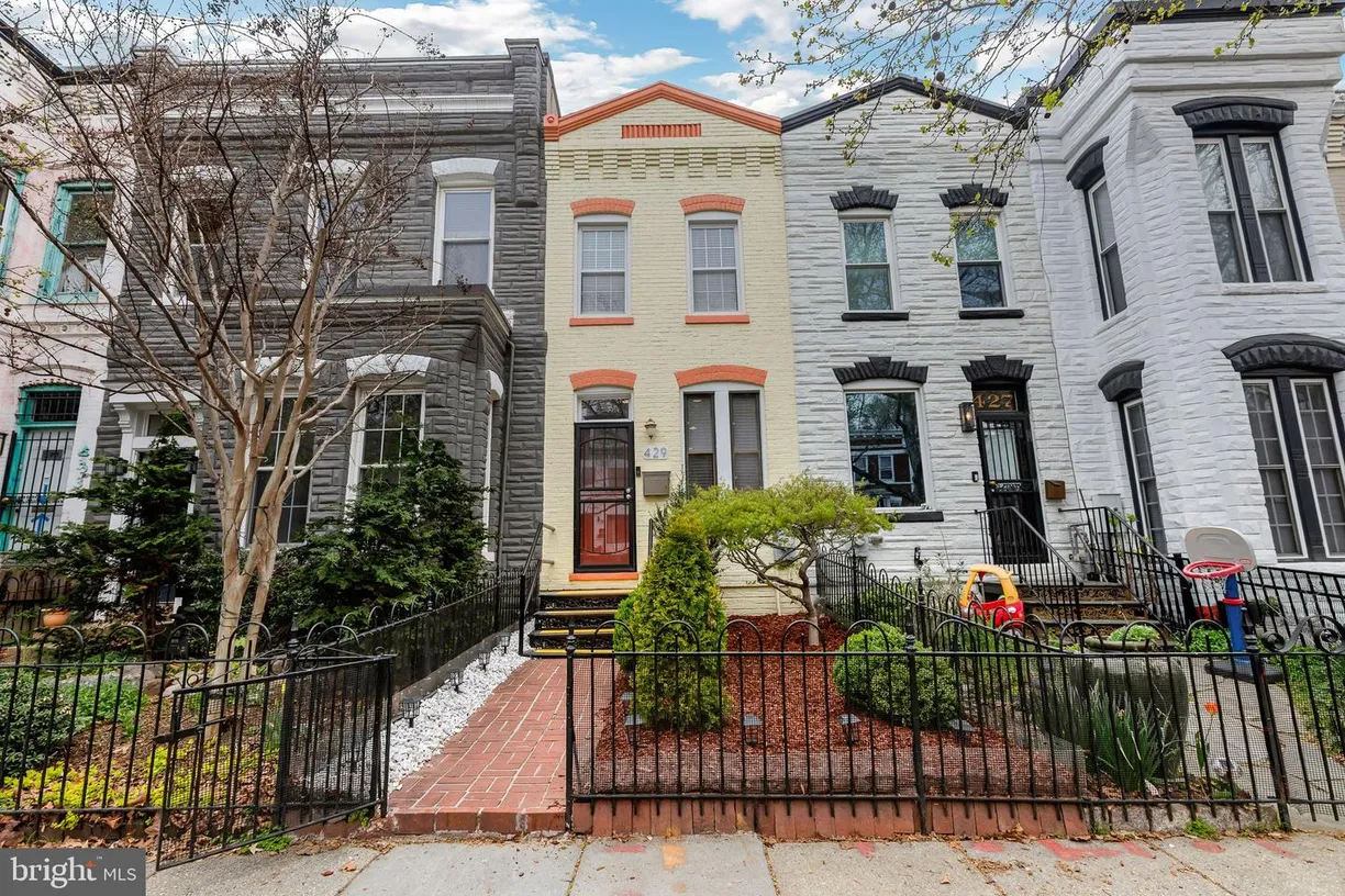 Washington Metro Area Real Estate | View 429 Q St Nw | 2 Beds, 2 Baths