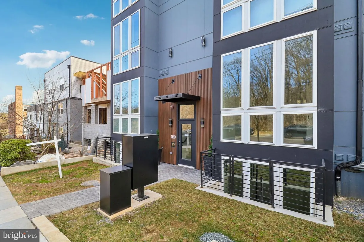 Washington Metro Area Real Estate | View 2213 M St Ne, 4 | 2 Beds