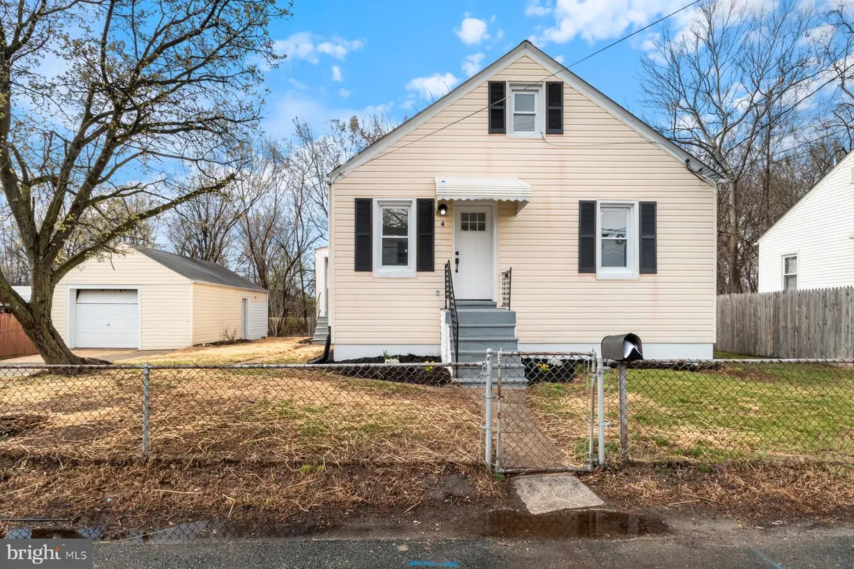 Washington Metro Area Real Estate | View 4 N Point Ter | 2 Beds, 2 Baths