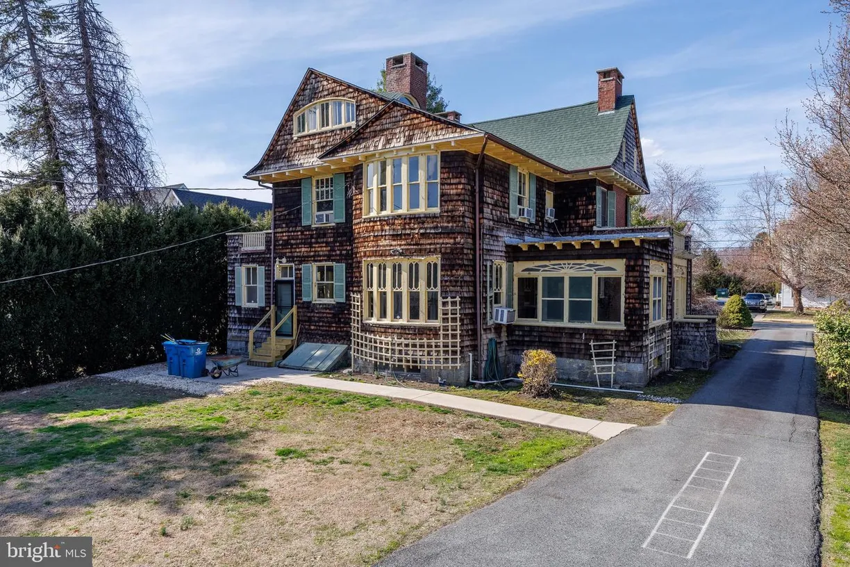 Washington Metro Area Real Estate | View 242 E Main St | 6 Beds, 2 Baths