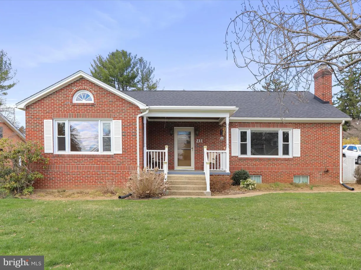 Washington Metro Area Real Estate | View 211 Broad St | 3 Beds, 2 Baths