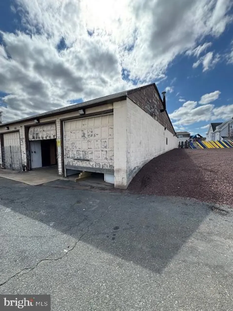 Washington Metro Area Real Estate | View 6 Post Rd, h4 & H5 Garage Bays | Listing
