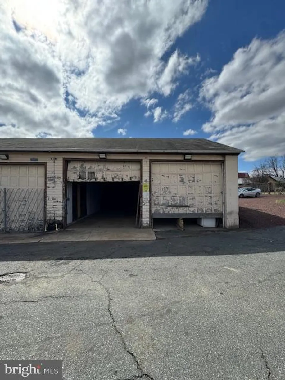 Washington Metro Area Real Estate | View 6 Post Rd, h4 & H5 Garage Bays