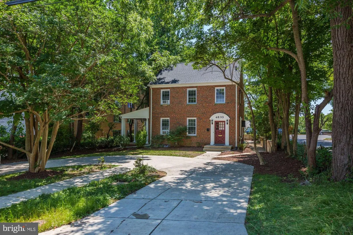 Washington Metro Area Real Estate | View 4810 Chevy Chase Dr, 3 | 2 Beds