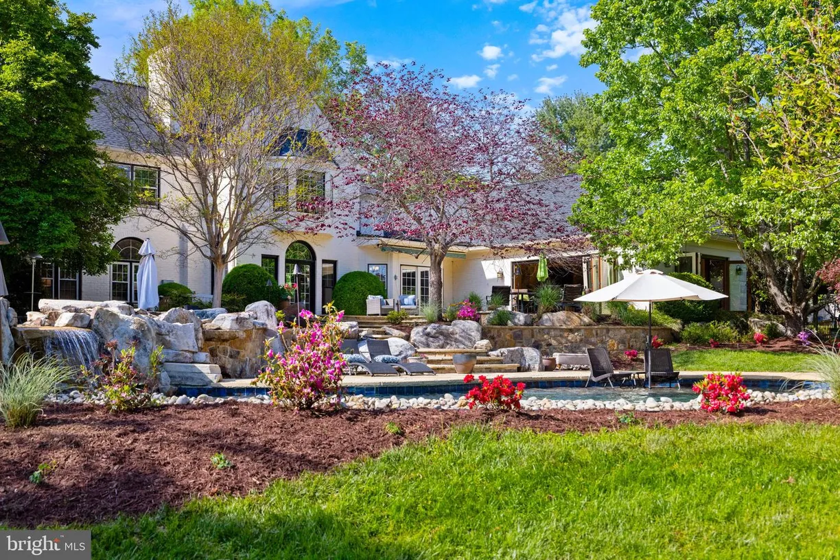 Washington Metro Area Real Estate | View 18 Holly Leaf Ct | 5 Beds, 5 Baths