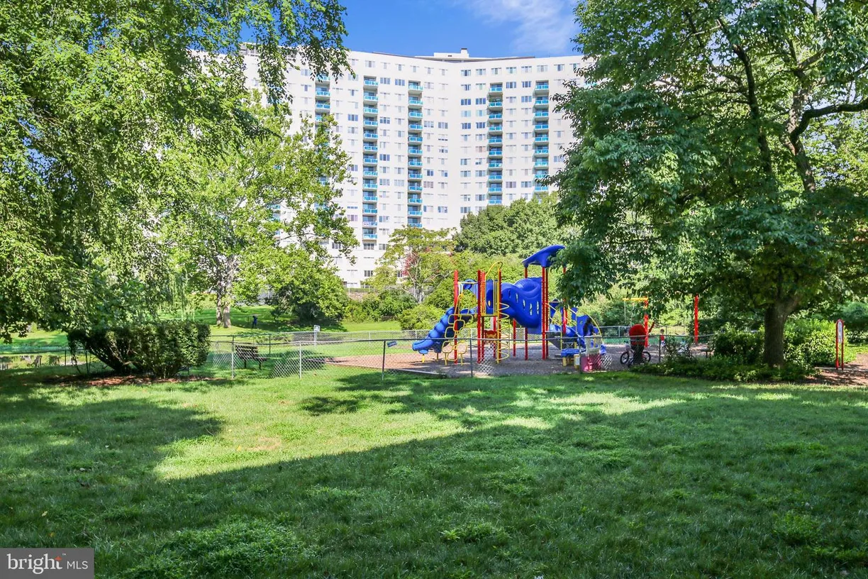 Washington Metro Area Real Estate | View 10401 Grosvenor Pl, 210 | 2 Beds